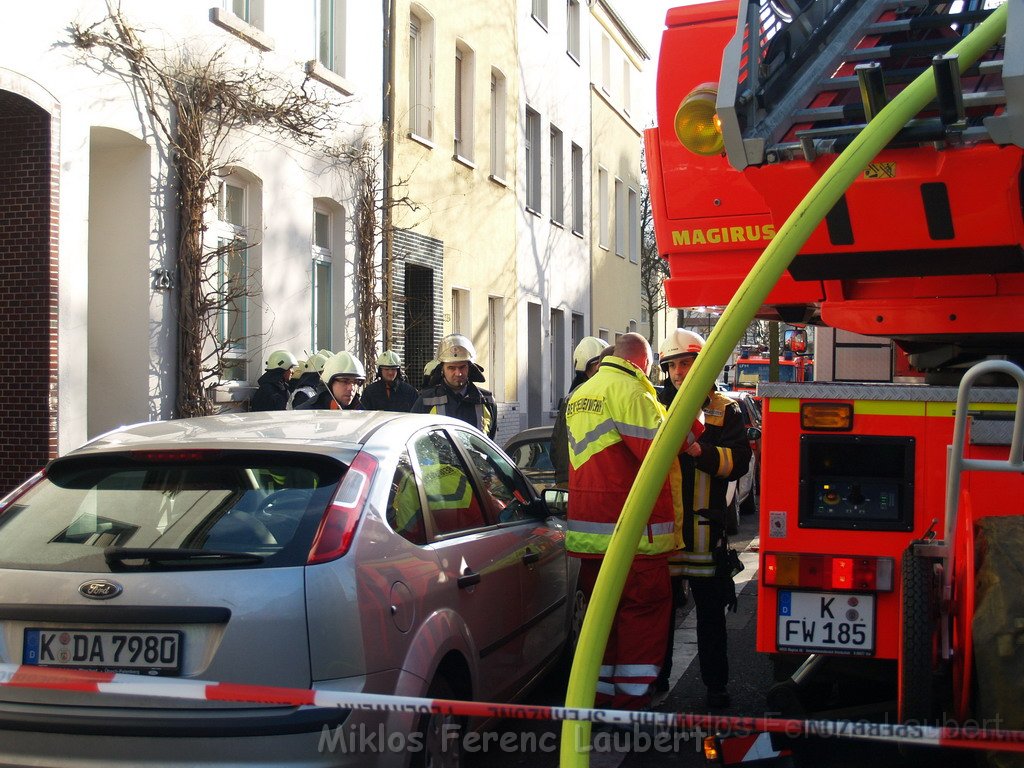 Einsatz Feuerwehr SEK Polizei Koeln Nippes Merheimerstr P022.JPG